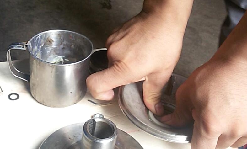 靜環(huán)放到隔板里